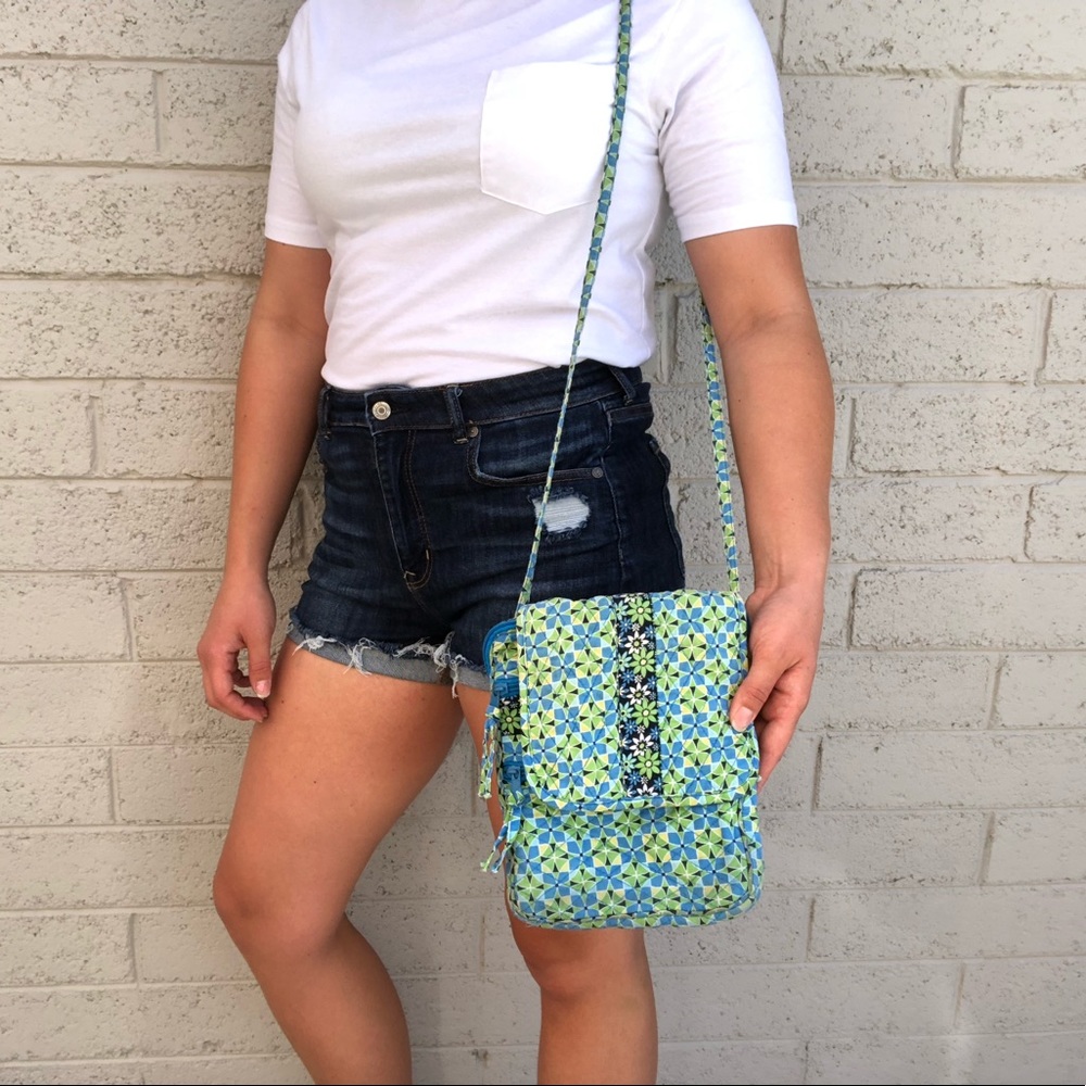 💚 RETIRED 💙 Vera Bradley Daisy Print Crossbody